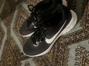 Nike skor - Säljer dessa Nike skor som är max använda 1 gång, dom går för 1000 kr nytt och säljer dom för 500 kr, dom är i dunder skick och är allmänt fräscha och snygga, storlek 44