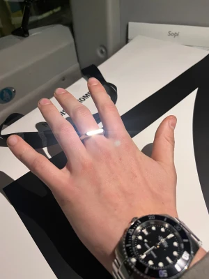 Edblad 21.0 silver ring - Säljer en Edblad ring som är köpt på volt i nordstan. 21.0 mm i innerdiameter. Det motsvarar ungefär EU storlek 66-67 och USA 11. Skriv för frågor och prisförslag.