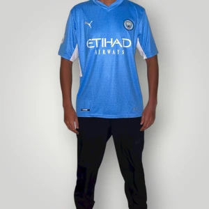 Manchester city de bruyne 17  strl M - Helt ny. Fin replika med bra kvalitet. Modellen är 175cm lång. Normal i passform. Pris: 349kr. Först till kvarn som gäller. Skickas direkt inom 24h