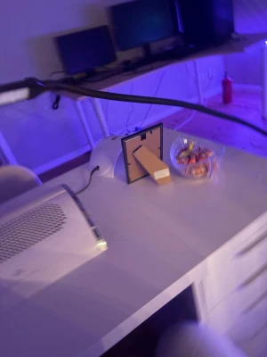 Arbetslampa  - Säljer min lampa som jag haft till naglar . Den är lite hängig men det går säkert att lösa med lite tålamod 