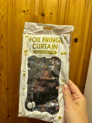 Metallic Glittrande Silverdraperi – 1 x 2 meter - Ge festen, fotograferingen eller eventet det där extra skimret! Detta glittrande silverfärgade girlangdraperi är perfekt som bakgrund på väggar, dörrar eller bakom ett dessertbord. ✔ Storlek: ca 1 meter brett och 2 meter långt ✔ Färg: Metallic silver – ger en lyxig och festlig känsla ✔ Enkel att hänga upp: Tejp, krokar eller klämmor funkar utmärkt ✔ Perfekt till: Födelsedagar, nyår, bröllop, student, fotobakgrunder m.m. Skapa ett magiskt skimmer i rummet – snabbt och enkelt!