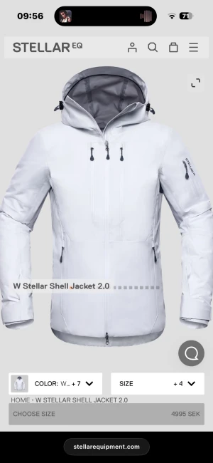 Vit vindjacka från Stellar Equipment - Snygg och funktionell vit vindjacka från Stellar Equipment med huva och flera dragkedjor. Jackan har en clean design, justerbara detaljer och är perfekt för dig som gillar outdoor och streetstyle. Materialet är syntet och jackan har långärmade ärmar.