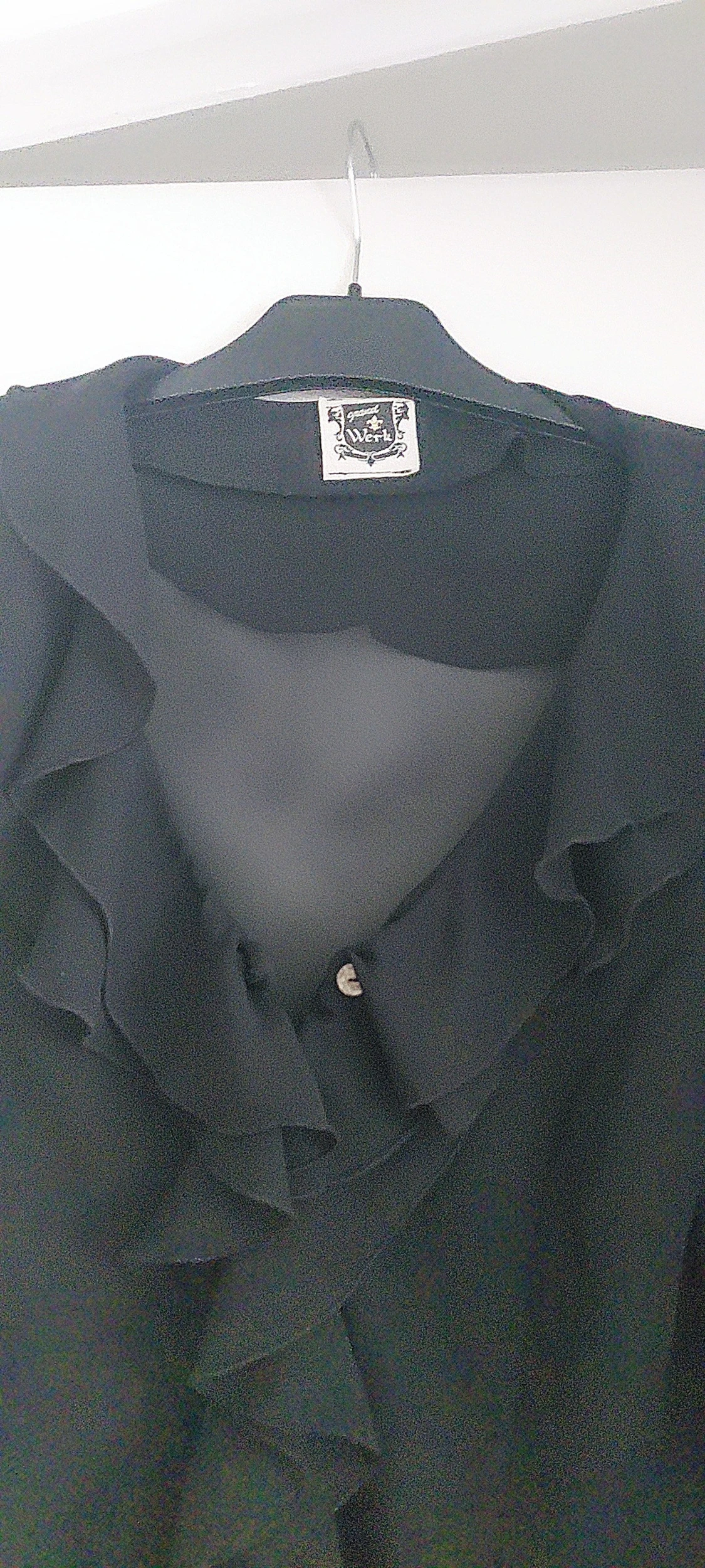 Svart blus med volanger från Grand Werk - 6