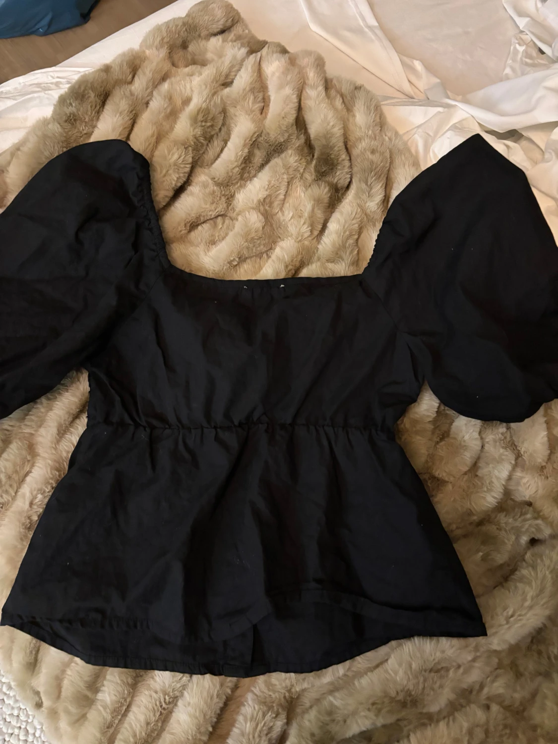 Svart blus med puffärm från AFJ x NA-KD - 1