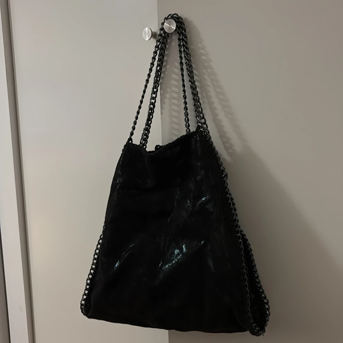 Svart axelväska med kedjedetaljer - 1