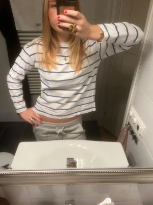 Randig tröja - Superskön randig tröja, pris kan diskuteras 🩵🩵🩵