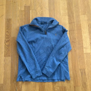 Ralph lauren quarter zip - Blå ralph lauren quarter zip i bra skicka utan några deffekter. Skriv om ni vill ha mer bilder eller mått så fixar jag.