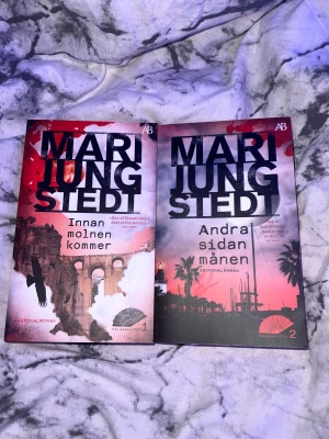 Innan molnen kommer & Andra sidan månen (Malagasviten 1-2) - Två spännande kriminalromaner av Mari Jungstedt som utspelar sig på den soliga spanska kusten. Perfekt för dig som gillar mysterier, relationer och semesterkänsla! Lättlästa pocketböcker som passar unga vuxna som vill ha nervkittlande läsning.