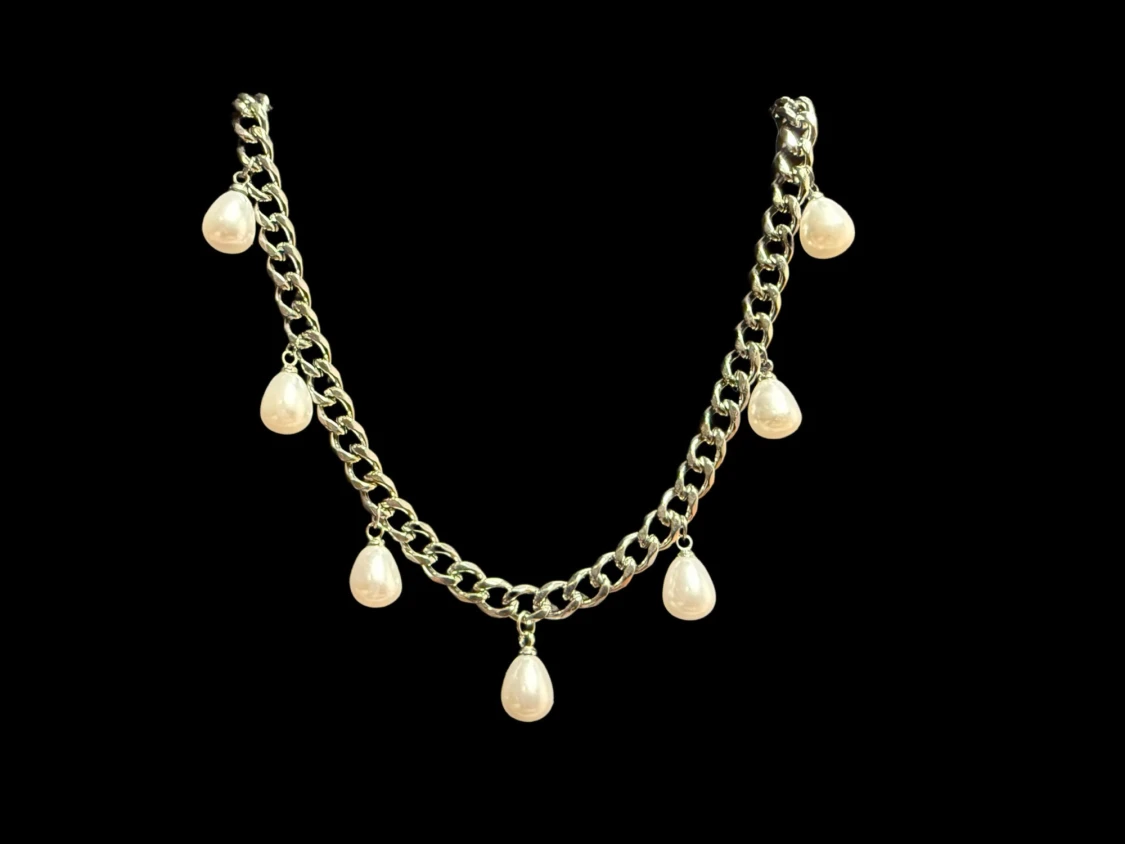 Silvrigt halsband med pärlor