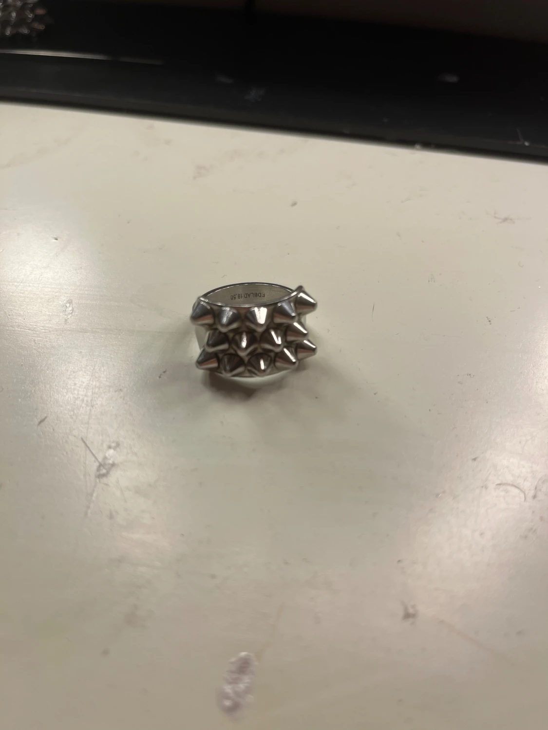 Silvrig ring med nitar från Edblad storlek 19,50mm