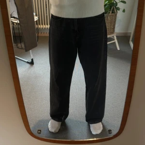 Vida jeans ifrån Zara - Säljer ett par mörkgrå vida jeans ifrån Zara i storlek 32. De är använda men i ett bra skick.