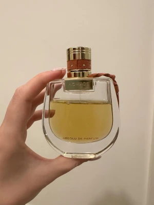 Chloé parfym  - Chloé Nomade Absolu de Parfum En varm och elegant doft med fruktiga och träiga inslag. Den öppnar med mirabelle-plommon, följs av davana och ekmossa och landar i en mjuk bas av sandelträ och musk. Sensuell, sofistikerad och långvarig. Kostar nu runt 1300kr ny, säljer till fyndpris pga något använd. 