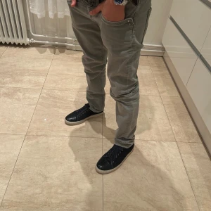 Replay jeans slim/ straight fit - Skick 8/10- slim/straight fit. Modellen på bilden är 174cm lång och väger 60 kg. Skriv för frågor