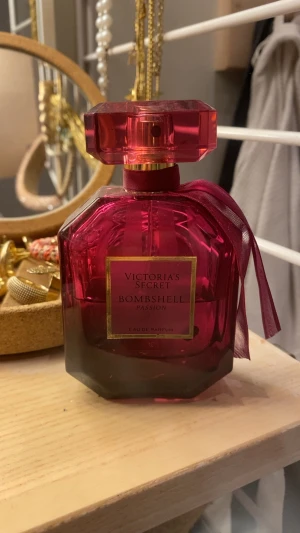 Victoria secret parfym - Victoria secret parfym ”bombshell passion”. Älskar denna parfym och luktar jätte gott🙏