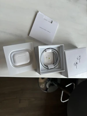 AirPods Pro gen 2 med magsafe  - Säljer ett par AirPods Pro i ny skick då jag fick ett par i present nyligen,får med allt original så som originalförpackning, laddningskabel och manual. Modellnummer A3048. Perfekt för dig som vill ha aktiv brusreducering och hög ljudkvalitet. Ny pris 2700kr.