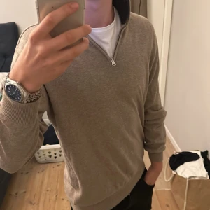 John Henric Halfzip - Jag säljer nu denna feta halfzip för ett bra pris. Skick 10/10, nypris ca 1100kr. Priset är inte hugget i sten så kom med bud!