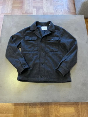 Overshirt från Bläck - Säljer nu min Bläck Overshirt i storlek S. Men aldrig använd eller något som helst slitage. Skriv vid minsta funderingar!                                     Nypris 1499 kr.