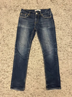 Levis jeans - Säljer dessa feta Levis jeansen i modellen 512 slim. De är storlek w27 l30 och har en riktigt skön tvätt. Hör av er vid frågor och priset är ej hugget i sten
