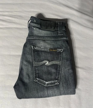 Nudie jeans  - Feta nudie jeans 9/10 skick. Materialet går att stretcha och byxorna är slim fit. Jeansen är av modellen slim Jim 