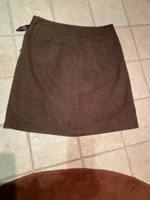 Mörkbrun kjol - Vacker kjol i mörkbrunt som är både luftig och mjuk. Bra investering inför vår eller solsemester. Storlek 42 så den passar den med breda höfter eller långa ben.