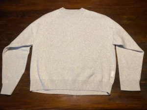 Ljusgrå stickad tröja Jack & Jones - En stilren ljusgrå stickad tröja från Jack & Jones Core. Tröjan har rund hals, ribbade muddar vid ärmslut och nederkant samt långärmad passform. Perfekt för dig som gillar enkel och clean stil. Endast använd en gång och nypris är 699kr (Pris går att diskutera vid smidig affär)