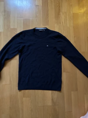 J. Linderberg knit xs - J.linderberg merino tröja i färgen mörkblå. Står s men passar xs. En perfekt tröja för dig som är ute efter en bra tröja nu för vintern. Tröjan har en slim passform.