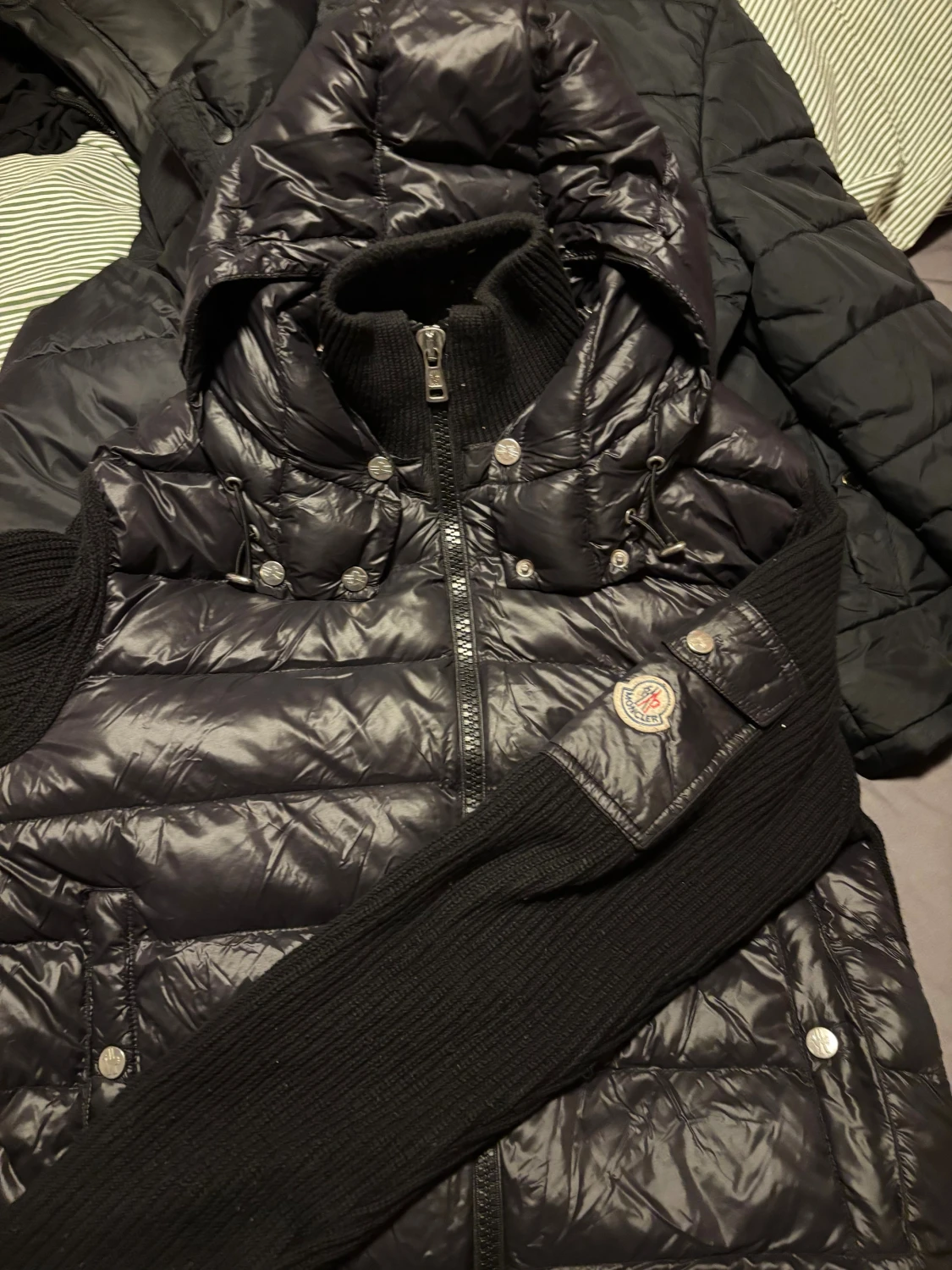 Svart Moncler pufferjacka med huva - 1