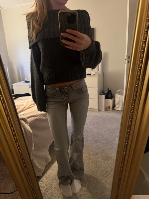 Gina Low waist grå bootcut jeans - Low waist jeans från Gina tricot, sitter jättefint och är i den perfekta gråa färgen
