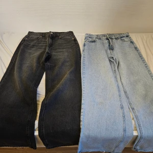 Svarta och ljusblå wide jeans - Två par jeans säljes! Ena paret är svarta wide jeans från Denim med klassisk femficksdesign och knappstängning (oanvänd). Det andra paret är ljusblå wide jeans (på baksidan har jag sytt då den hade gått sönder, se bild) 40 kr styck!