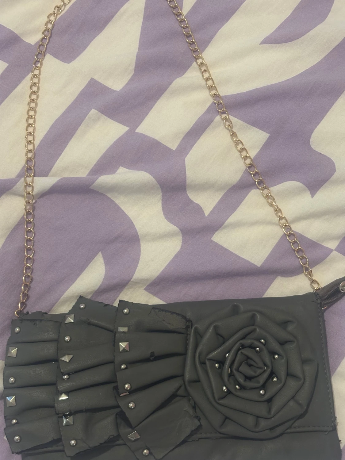 Svart kuvertväska med kedja och nitar