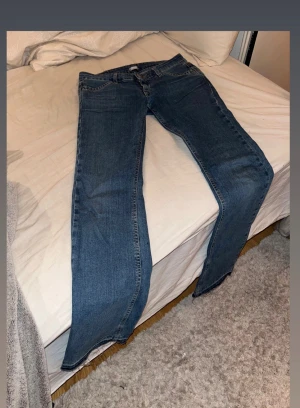 Lågmidjade jeans - Lågmidjade jeans från Crocker. Det står att storleken är 160/27. Midjemåttet är 37cm. Innerbenslängen är 79cm. Färgen är ”dusty blue”