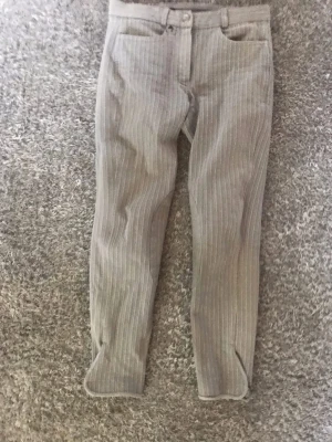 Ridbyxor  - Jag säljer ett par ridbyxor som jag använt ett fåtal gånger, dem är bekväma att både rida i och ha i stallet men dem är för små för mig och vet inte om det är en anledning men dragkedjan är lite dum i mellanåt men det kan såklart vara för att dem är för små för mig.