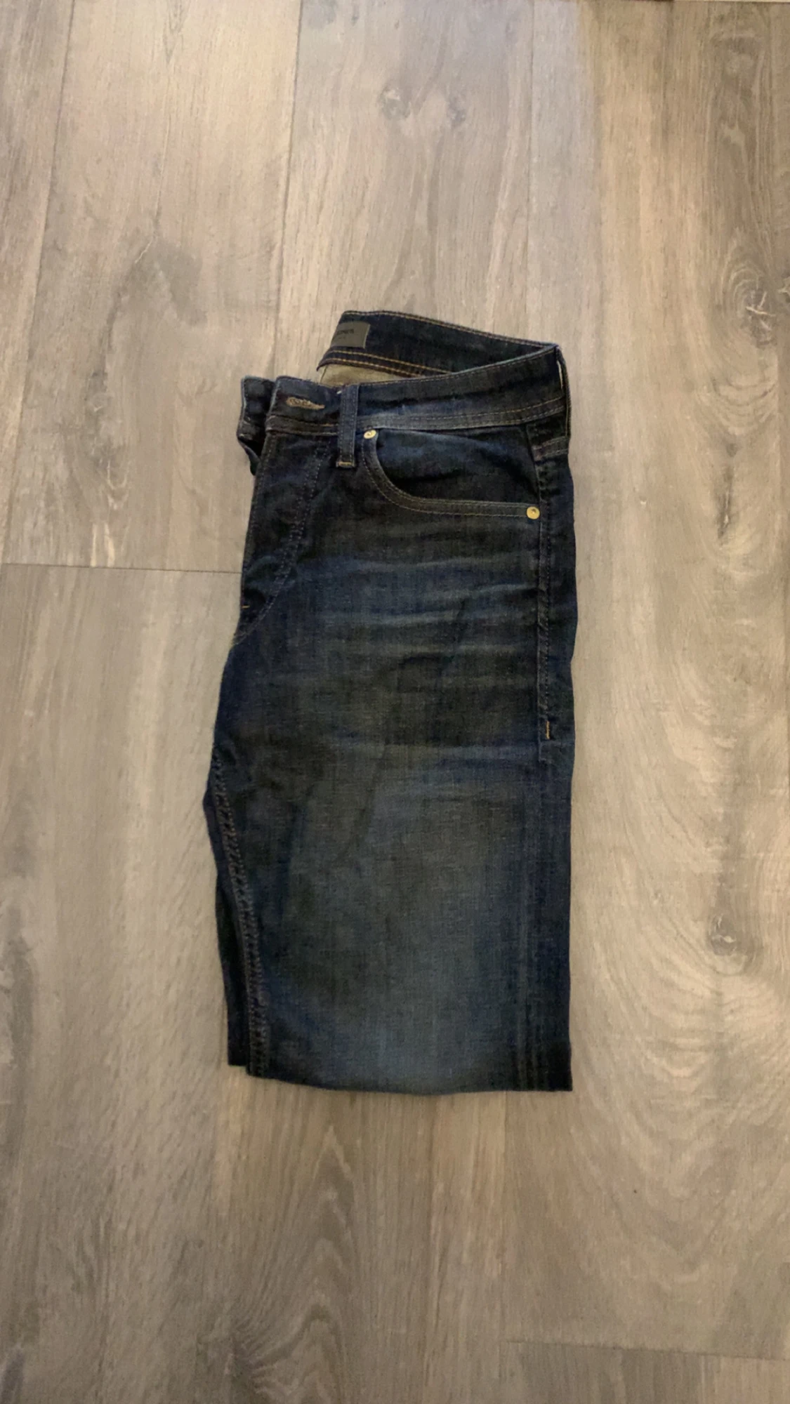 Mörkblå archive jeans