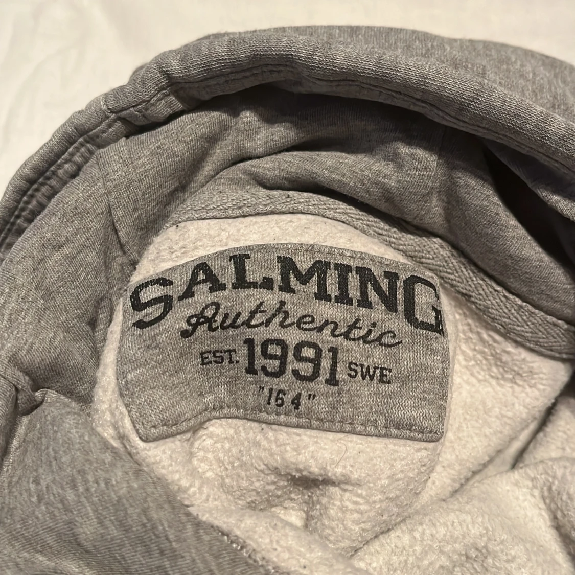 Grå hoodie från Salming med tryck - 2