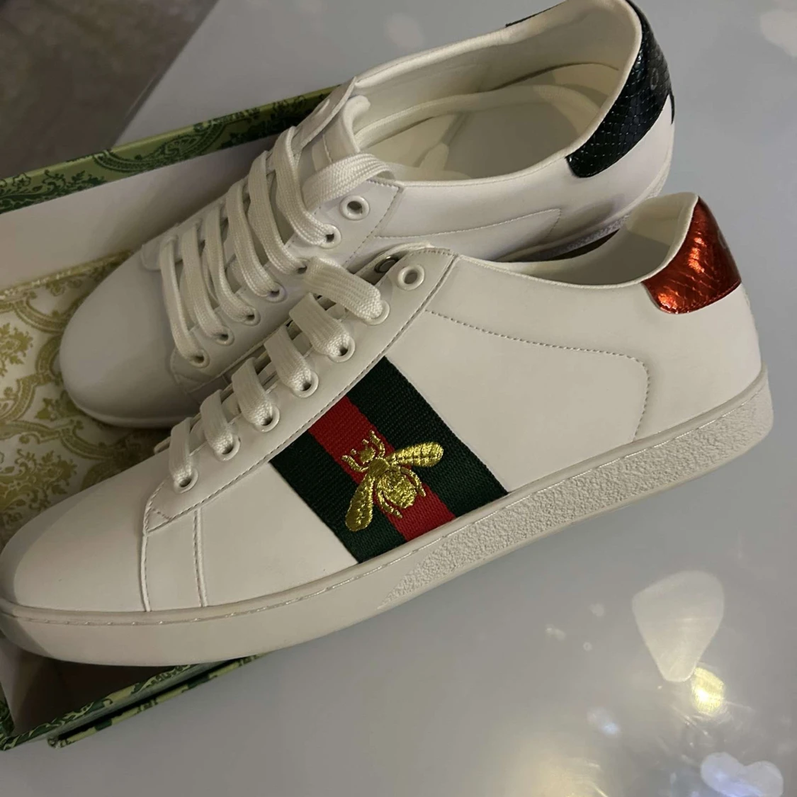 Gucci Ace vita sneakers med bi-detalj