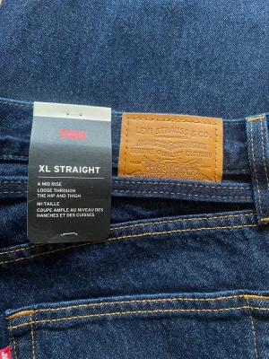 Jeans - Mörkblå jeans från Levi’s i modellen XL straight. Strl 31/31.  Jag är 170cm o de når golvet på mig, jag brukar ha strl m/l i jeans och de sitter bra på mig. Jag har endast provat de och alla lappar sitter kvar. Nypris 1349kr. 