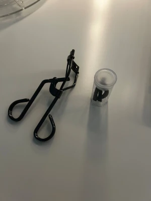 Tweezerman Studio Pro Master Ögonfransböjare - Studio Pro Master ögonfransböjare från Tweezerman Medföljer extra gummidynor i en liten plastbehållare. Speciellt utformad för mandelformade ögon för att få med varenda frans! Endast testad!