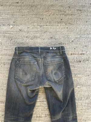 Dondup George  - Ett par rikgit sjyssta dondup George jeans i nyaste modellen, storlek 31 midja 39 längd 99 fint skick 