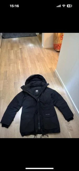 Svart Canada Goose dunjacka herr - De fyra sista bildorna ser ni skadorna av jackan! klippte av pälsen däräv vita grejen på luvan men är inte synbart när man väl har på sig den ÄKTA