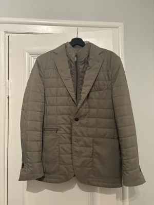 Corneliani jacka - Tjena, säljer en otroligt schysst och skön corneliani jacka i storlek 48 som är i mycket bra skick. Nypris så kostar den 16000 så säljer den för 6000 men kan tänka mig gå ner i pris vid snabb affär, dm för fler bilder😁