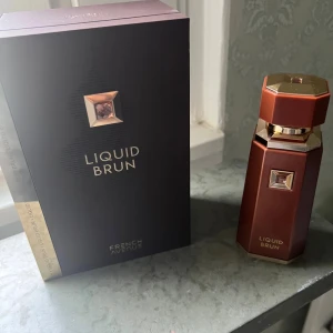 Liquid Brun parfym French Avenue - Liquid Brun från French Avenue. Har originella boxen som du ser i bilderna. Kan även skicka fler bilder vid intresse, det är en fruktansvärd god kanel vanilj lukt men jag har för många vanilj parfymer i min kollektion därför har jag valt att sälja några och även för att jag behöver pengar. Har använts cirka 5-10 gånger och det finns cirka 95ML kvar av parfymen. Perfekt för hösten och vintern samt våren.