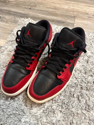Air Jordan 1 Low - Säljer ett par gamla jordans som jag inte rört på över 5 år. Bra skick, endast använda ett par gånger.