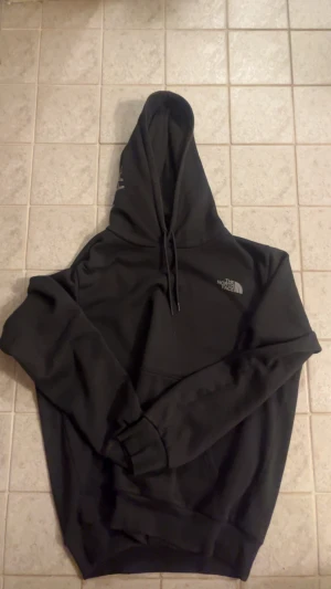 The north face hoodie - Svart ovanlig hoodie från The North Face i storlek M. Klassisk modell med stor huva, dragsko och magficka. Logga på bröstet och på huvan. Mjuk och skön bomullsblandning, perfekt för chill eller streetwear. Släng dm om ni undrar något !☺️👍