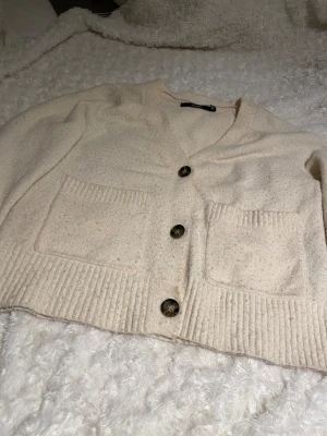 Kofta - Superskön kofta från Vero Moda. Den sticks inte, är storlek XS men är lite nopprig💞