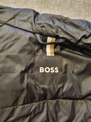 Boss väst  - Svart boss väst i jätte fint skick.🔥 Det ända som är med västen är att dragkedjan har lånat lite och lite svår att stänga ibland men annars inga problem. Skriv vid intresse eller mer info👌