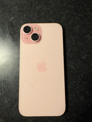iPhone 15 - Hej säljer min iPhone 15 funkar som den ska, har en liten spricka uppe i högra hörnet. Batterihälsan är på 85% 