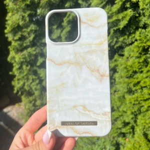 Marmorerat mobilskal från iDeal of Sweden - Säljer ett superfint oanvänt mobilskal från ideal of Sweden i modell 13 PRO Max! 