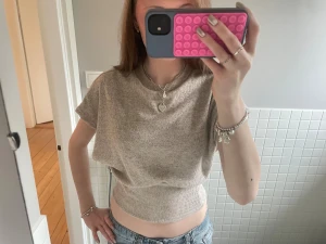 Beige topp - Jättesöt top som passar till både skolan och fest! Den är i ett mjukt mysigt material och har en väldigt smickrande passform!