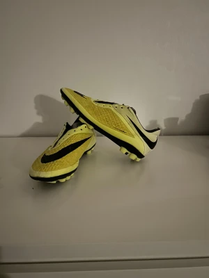 Nike Hypervenom gul/svarta fotbollsskor - Riktigt feta nike hypervenom i storlek 41. Det är lite missfärgade men annars i bra skick. Snören medkommer. Priset är inte hugget i sten och tveka inte på att skriva om ni har frågor.
