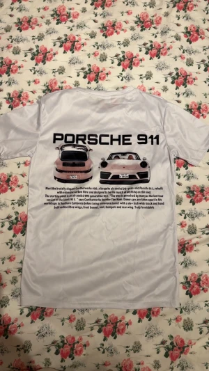 Porsche T-shirt  - Vit t-shirt köpt från fyndiq med en rosa Porsche 911 på ryggen! Supersnygg, aldrig använd, nyskick😊 